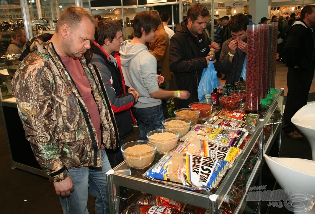 Volt, aki nem is hitt a szemének, ezért megkóstolta vagy megszaglászta a titkos pontycsemegéket