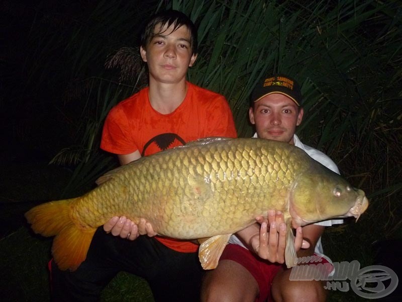 „Noki” a tábor második legnagyobb hala, „Snake” (12,16 kg) és a táborvezető társaságában. Ezzel a fogásával új egyéni rekordja született. Gratulálunk! :-)