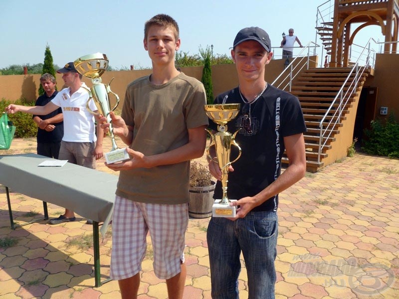 És végül a győztesek, a Kifogjuk Team (98,58 kg)