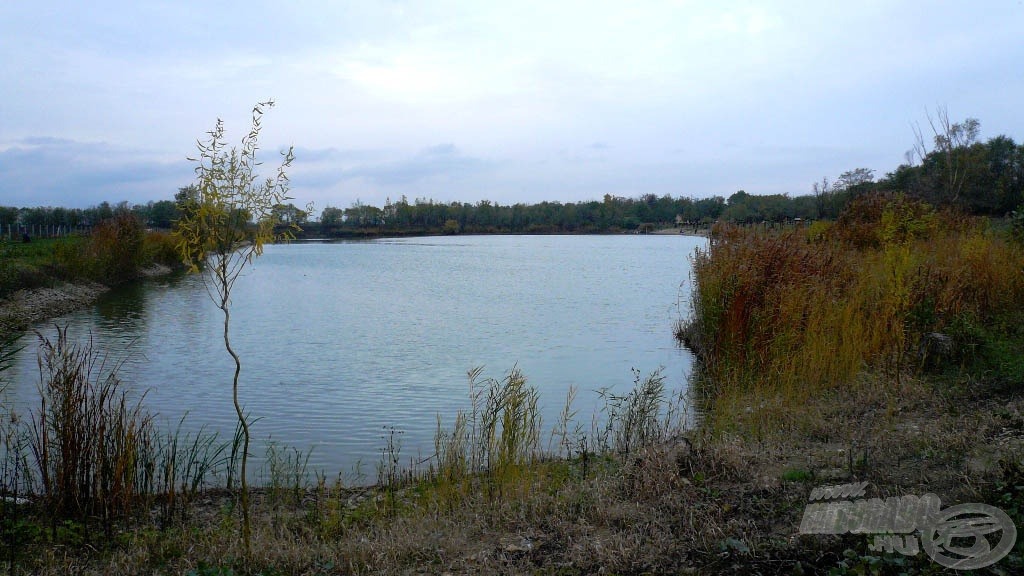A tó látképe a „hátsó sarokból”