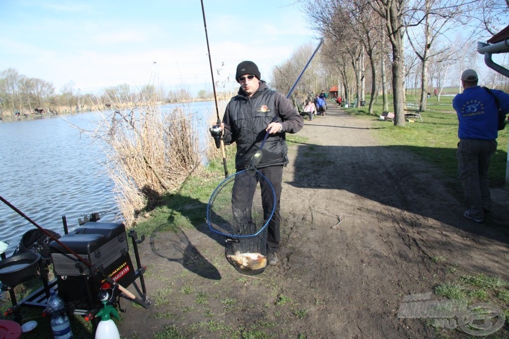 Igen hamar, percek alatt szákban volt az első hal