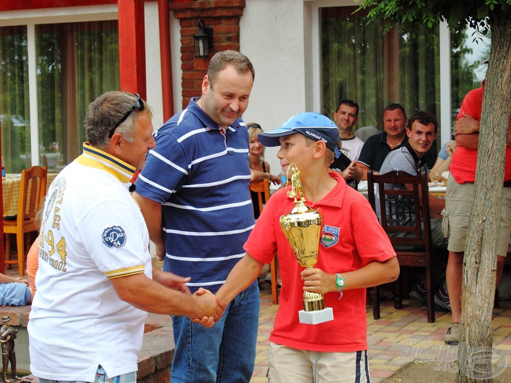 Verba Sándor úr egy különdíjjal jutalmazta a legfiatalabb versenyzőt, Bakó Pétert