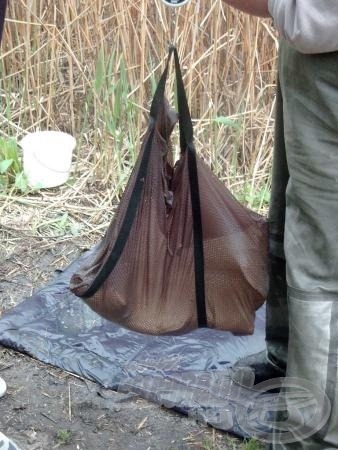 A mérlegelő zsákban sérülésmentesen lemérhetjük a halunkat