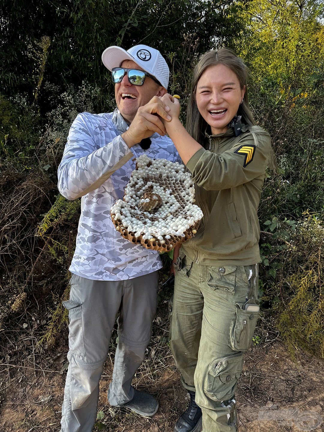 Han Zilin, a csapat profi női horgásza mindig meg akart velem valamit etetni… Itt éppen, az óriás méhek lárváit próbája meg a számba tenni. Jelentem, nem engedtem, de Ő megette!