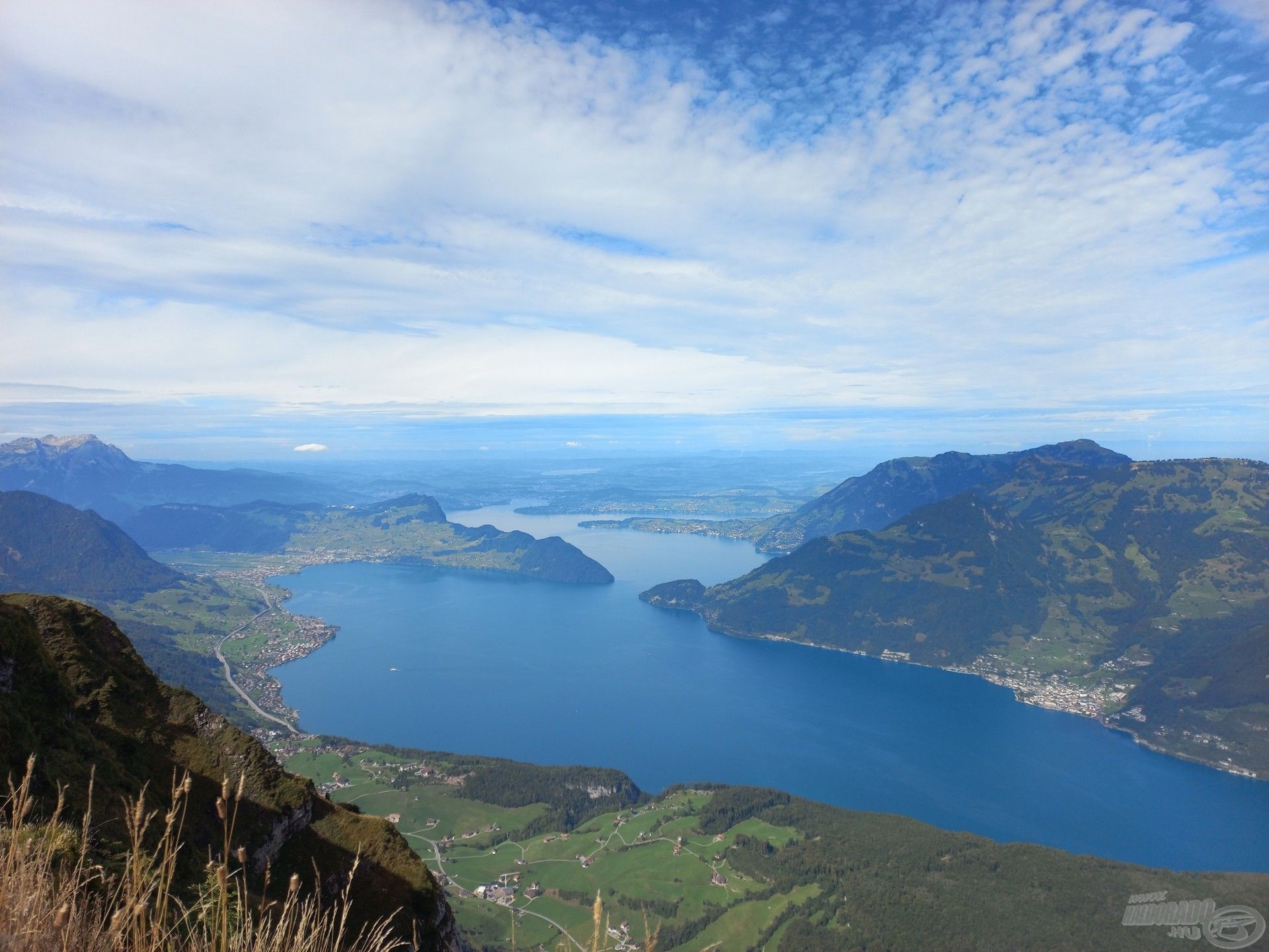 Kilátás az 1923 m magas Niederbauen-Chulmról. Alattunk a Vierwaldstätti-tó