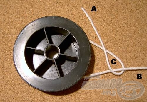 Fogjuk meg az (A) damilvéget és vegyük át a (B) szálon úgy, hogy az (A) szálat önmaga és a (B) szál között vezetjük ki. Ez esetben megkapjuk a (C) hurkot