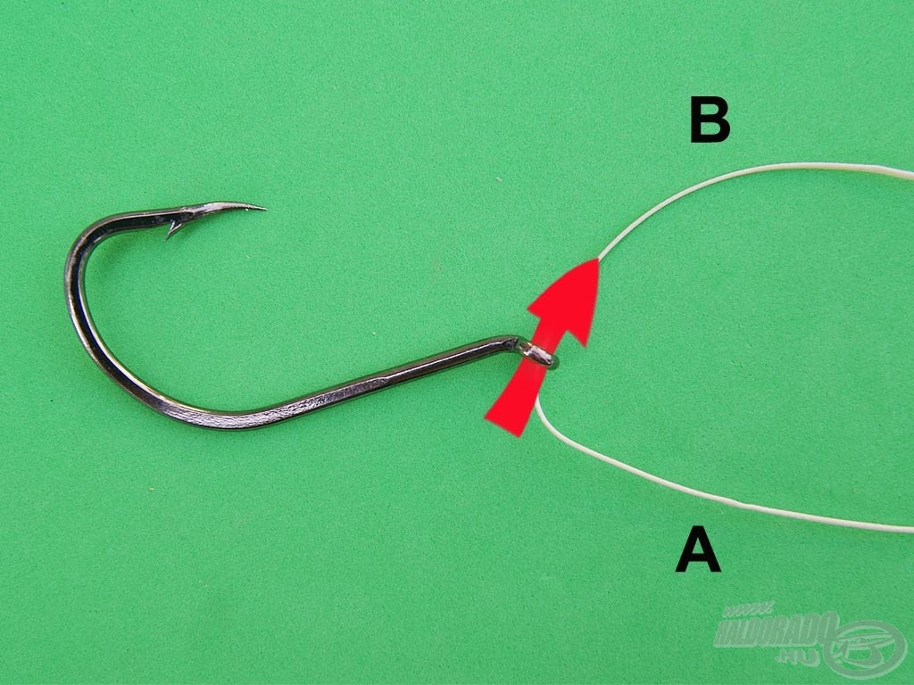 Fűzzük át a damilunkat a horog fülén a képen látható módon
