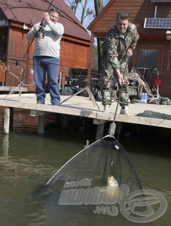 Szirényi Csabáék egy évben több alkalommal is összejönnek közös horgászatokra a Big Carp Teammel. Ezeknek a baráti találkozóknak a célja többnyire a tesztelés, az újabb és újabb csalizási technikák kiötlése, kipróbálása. Szinte kivétel nélkül szép, kapitális méretű pontyokat fognak, legyen a helyszín a Tatai Derítő-tó vagy akár a Pécsi-tó