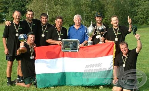 A bronzérmes magyar válogatott: (álló sor balról jobbra) Tímár Gábor segédkapitány, Nagy Attila, Hamar Péter, Német László szövetségi kapitány, Szalay Ferenc a Mohosz ügyvezető elnöke, Walter Tamás, Döme Gábor, (térdelnek) Ambrus Tibor és Magyar Szilárd