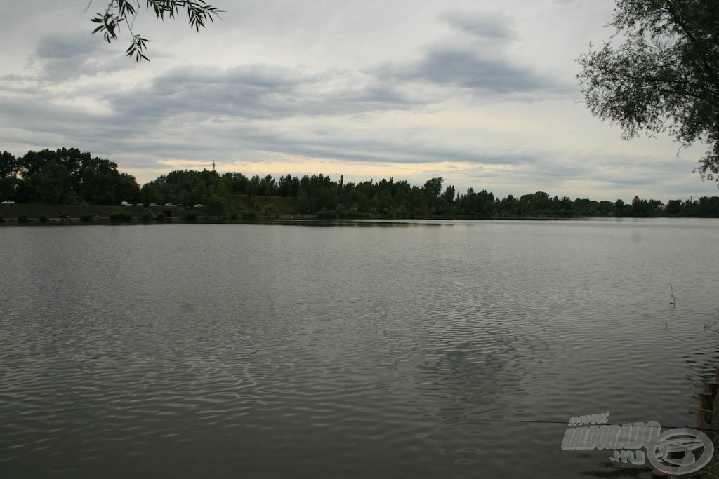 A tó enyhén felhős, borongós időben