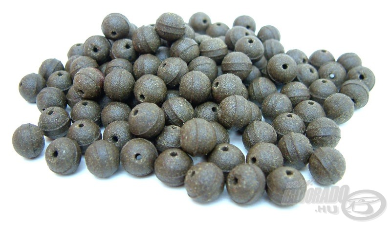 A Pearl Fishmeal Hookers Pellets közepén átfúrt, gyöngy formájú hallisztes pellet