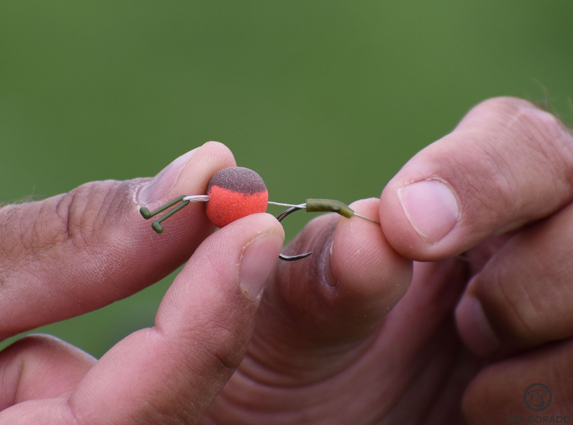 Ha a csalit már áthúztuk a hajszálelőkére, és eltávolítottuk a fűzőtűt, akkor mehet a fülbe a „V” alakú stopper