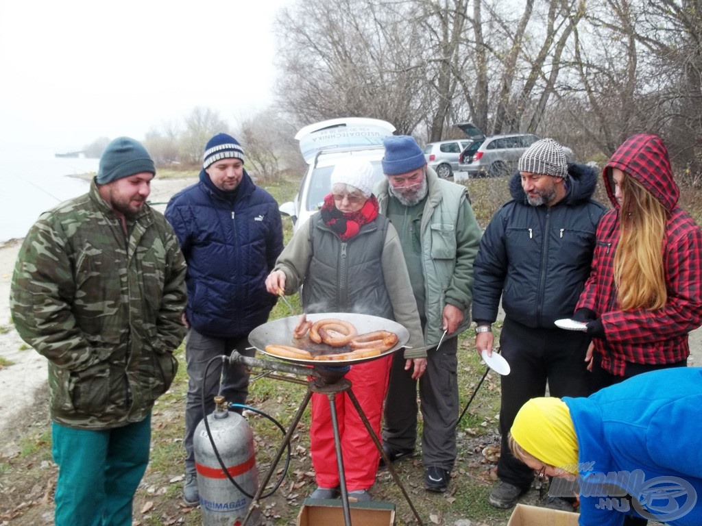 Sültek a kolbászok, teltek a gyomrok