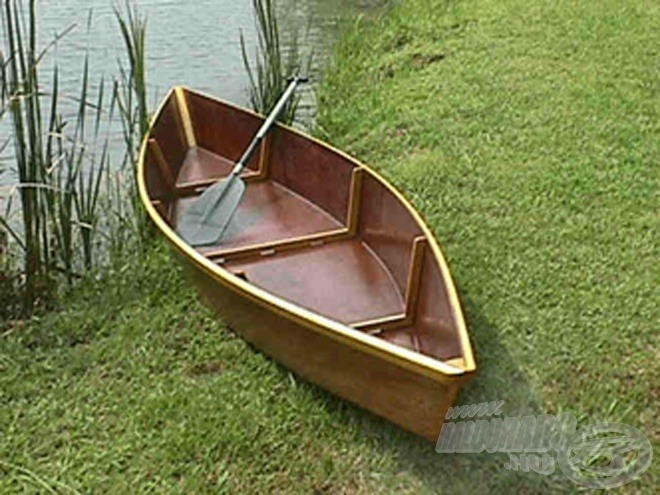 A Mississippi deltájának mocsárvidékén használatos „cajun pirogue” csónakot leginkább lapos fenekű kenuként lehetne jellemezni (fotó: <a href=http://www.unclejohns.com/ target=_blank>http://www.unclejohns.com/</a>)