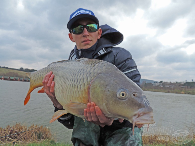 Majd jött az igazi csoda, dél körül hatalmas viharban megérkezett ez a csodálatos, 10,4 kg-os tőponty