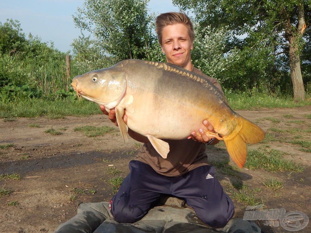 15 perc horgászat után kézben volt az első 10 kg feletti ponty! A hal súlya 12,00 kg. Egy idegen vízen mindig nyugtató hatással van rám, ha sikerül hamar megfognom az első pontyot