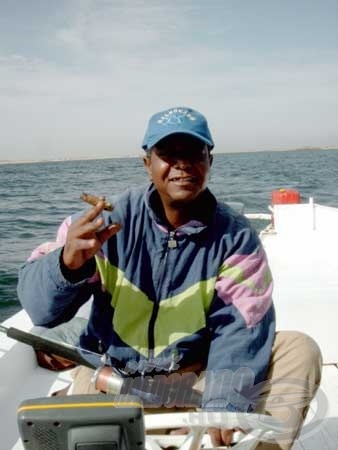 Minden csónakot egy núbiai horgászvezető irányított. Ferivel nekünk Rambó jutott, ő segítette mindenben a horgászatunkat. A túra közepén, ünnepélyes körülmények közepette beléptettük a Haldorádó Team-ba.