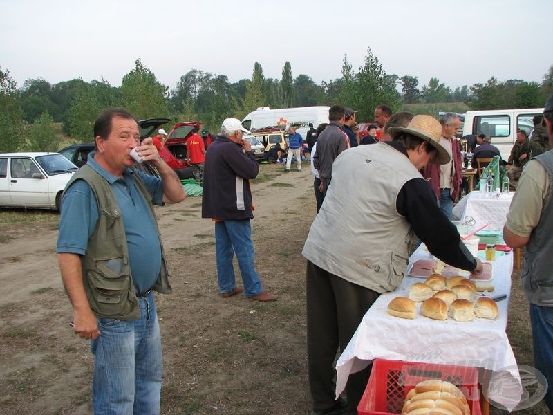 … ugyanakkor a település központjában, a Tisza-híd lábánál már gyülekeztek a távoli tájakról összesereglett jó barátok, ismerősök, akik egyben vízparti vetélytársak is