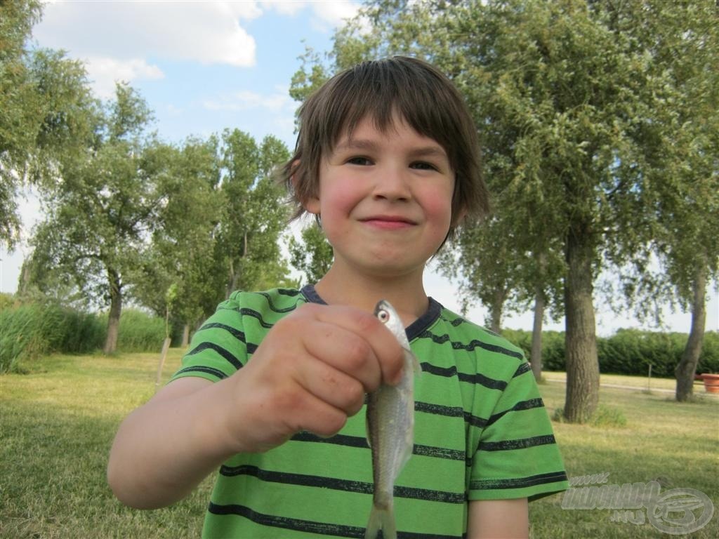 Aztán a következő pecán is horogra került a lábunk alól pár halacska