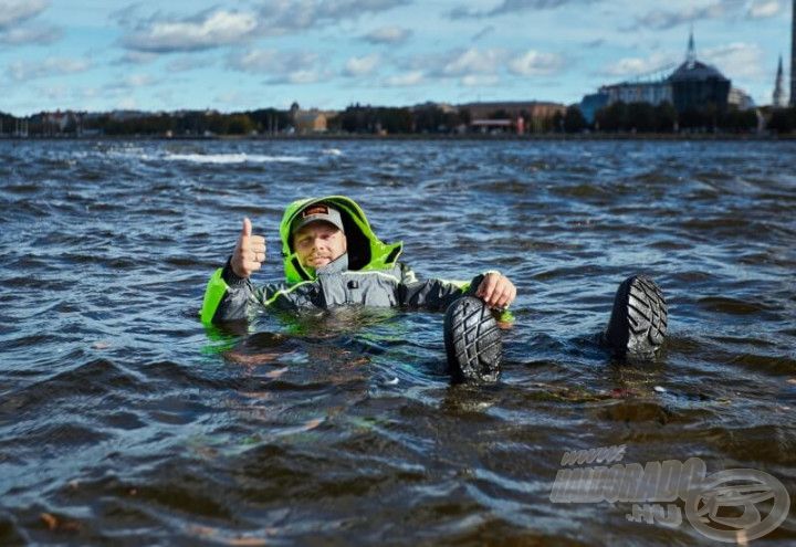 Bélése lebegő anyagokból készül, így nyújt extra biztonságot viselője számára, amikor jégen – vagy csónakból – horgászik