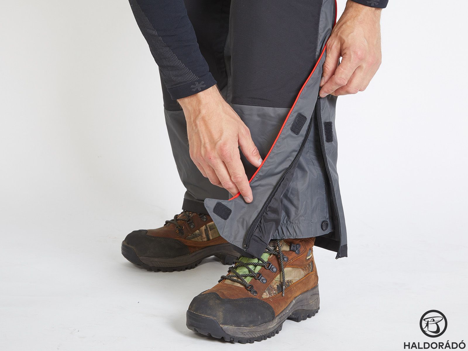 A lábszáron cipzár található a könnyebb le- és felvételért