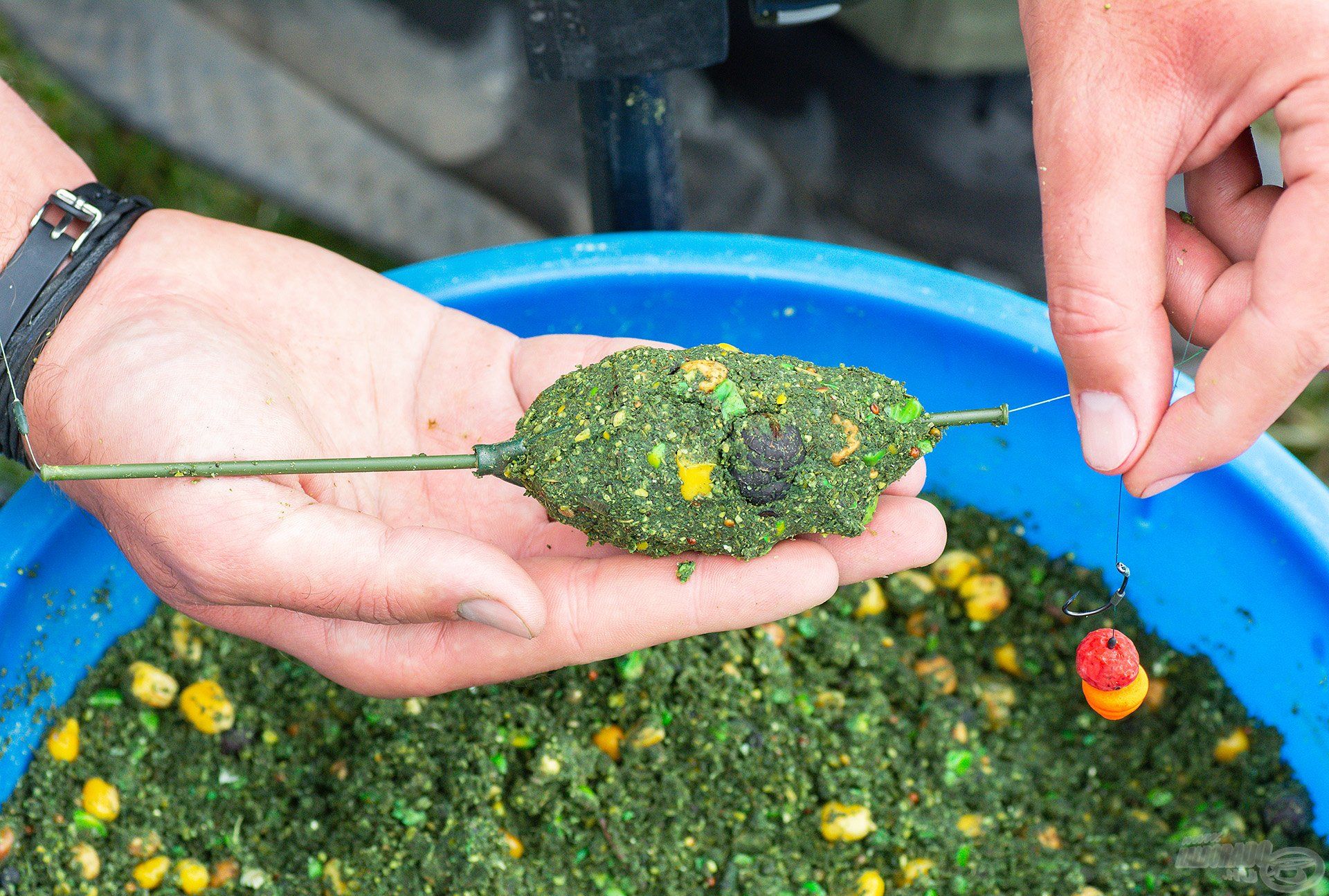 A Pellet Feeder kosár tágas bordái közé gond nélkül betölthető ez a tartalmas, durván nagy szemcséket is tartalmazó kaja