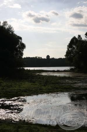 Előtérben a kis kubik, háttérben az öreg Duna