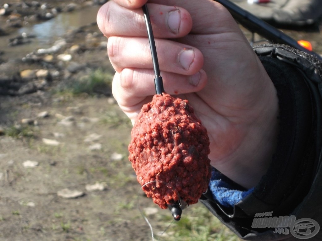 … majd egy újabb adag Pellet Packkal befedem. Igazi nagyhalas falat, mehet a helyére!