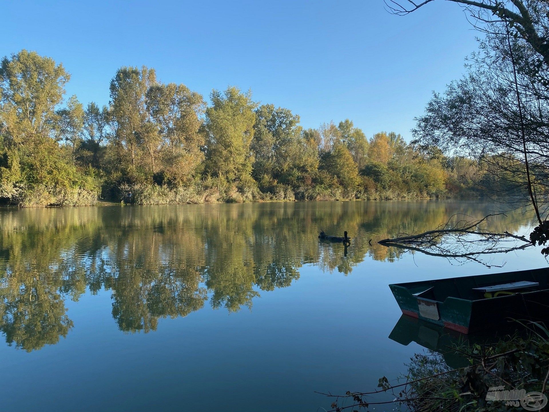 Szivárgó csatorna őszi hangulatban