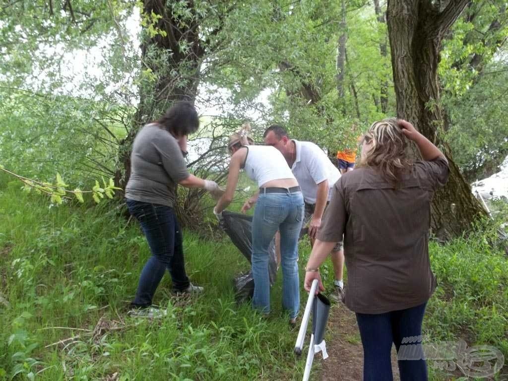 A szebbik nem kapta a csúnyábbik munkát. Szemétszedés, takarítás, az otthonitól eltérően