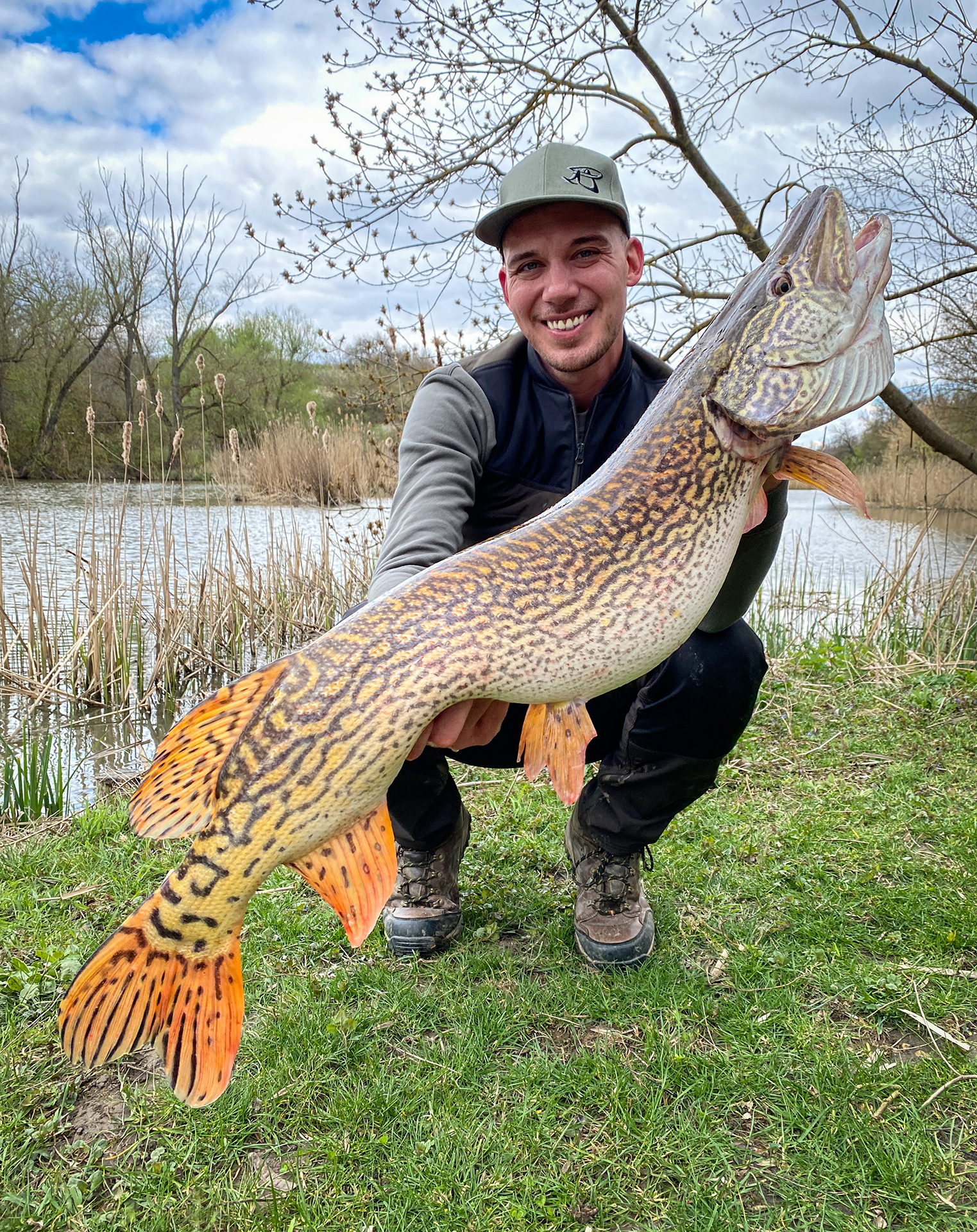 Micsoda trófea, erre bizony megérte várni! Egy 8-9 kg közötti, 92 cm-es példány volt az aznapi első fogásom, mellyel egyben az új egyéni rekordomat is jegyezhettem