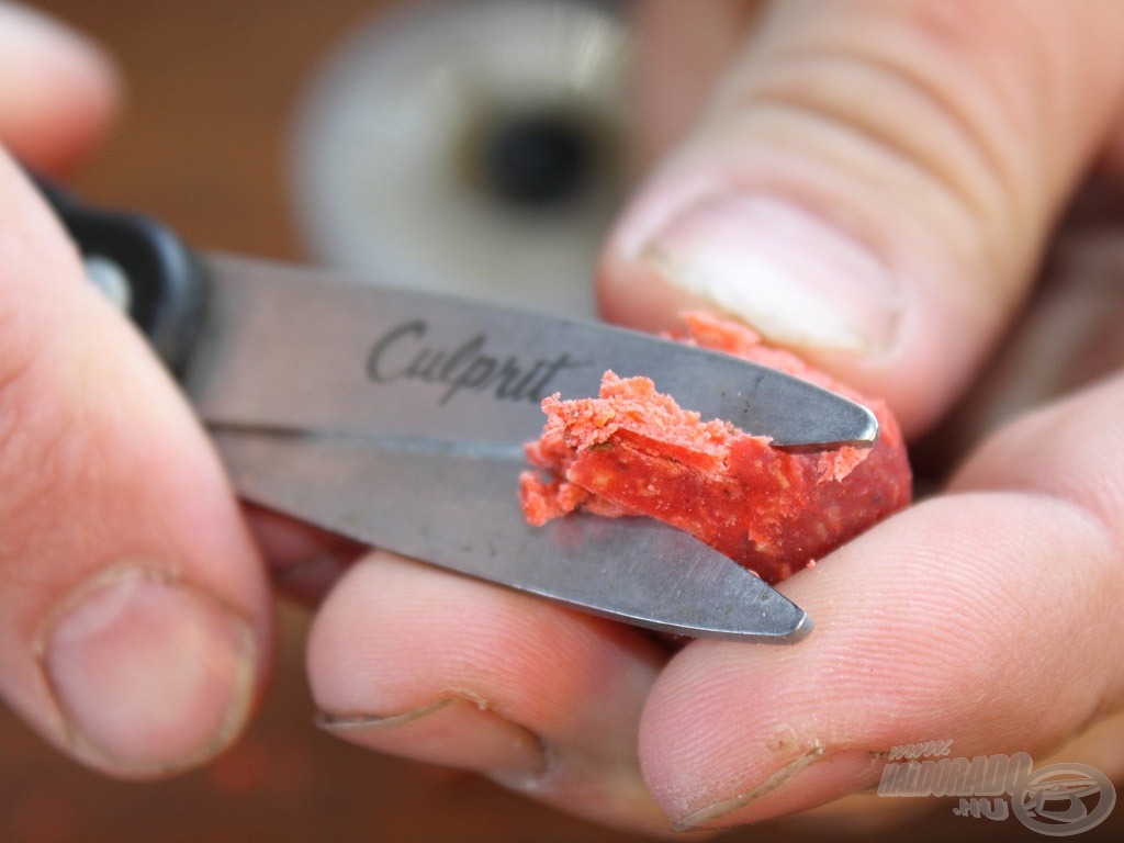 Az első csalim a hideg vízre való tekintettel, egy Soluble Catcher ready-made bojli mixből készített Strawberry, vagyis eper ízesítésű oldódó bojli, ami alapból 20 mm-es, de megfaragom…