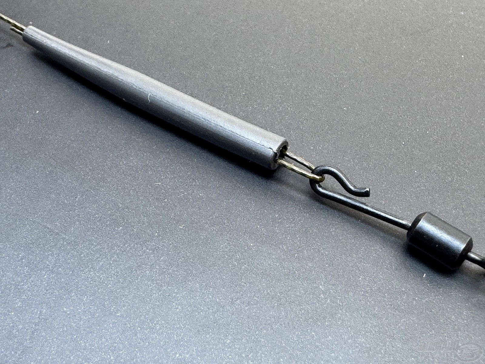 A Tungsten Anti-Tangle Sleeve volfrámszálakkal nehezített gubancgátló hüvely biztosítja a szerelék feszességét, segít abban, hogy horogelőkénk a fenékre simuljon, így tökéletessé válik a csali-felkínálás!