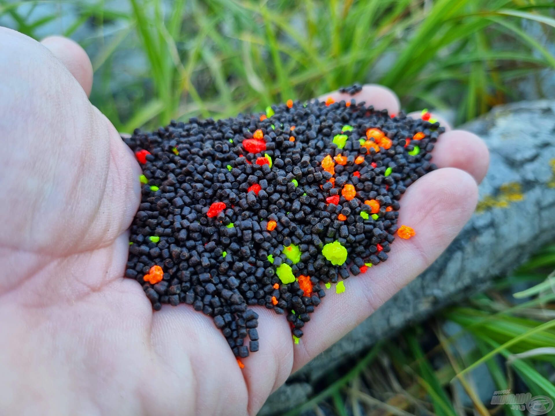 E keveréket még látványosabbá és tartalmasabbá némi mikropellettel és FLUO morzsával tettem