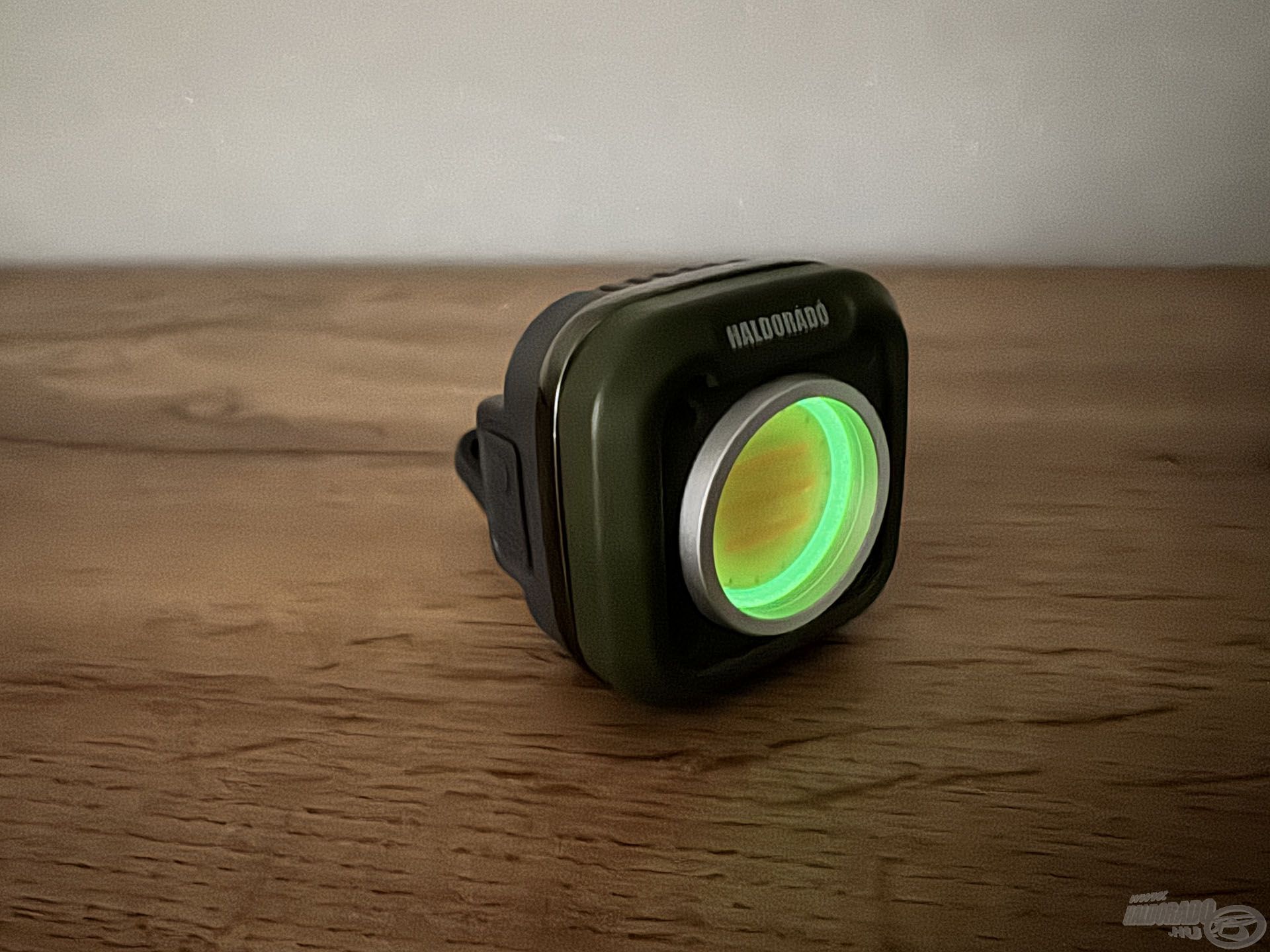 A lámpa kikapcsolt állapotban is rendelkezik egy fluoreszkáló csíkkal
