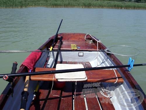 A görgő akkor is sokat segít, ha a csónak hossztengelyére merőlegesen horgászunk. Ha nincs itt rögzíthető görgőnk, terítsünk valami puha anyagot a csónakpalánkra (lásd: száknyél alatti piros törölköző!