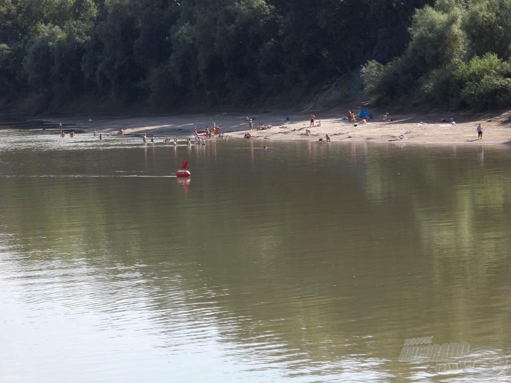 A szemközti strand kezdett benépesülni