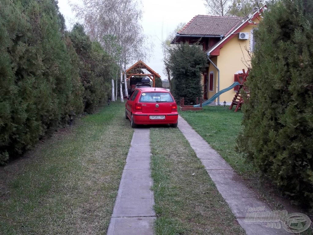 Megjöttek a vendégek, a sofőr szép szabályosan parkírozott