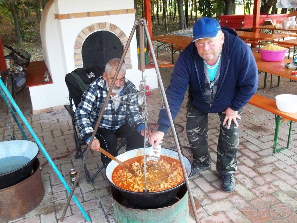 Közben Karcsi és Ernő készítették a kaját. Ahogy az előző napokban is…