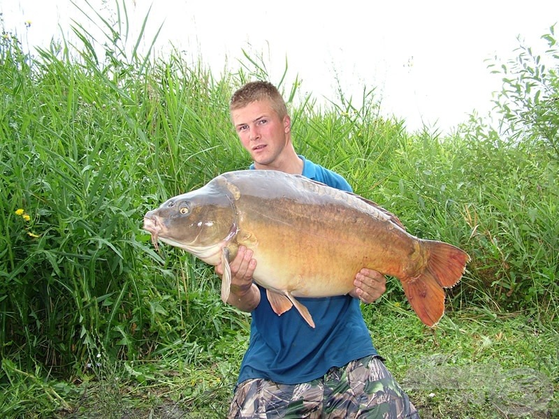 Alaposan megdolgoztatta a tesztpárost: jó 20 perces fárasztás végén mutatta meg magát ez a csodálatos, 18,6 kg-os tükörponty