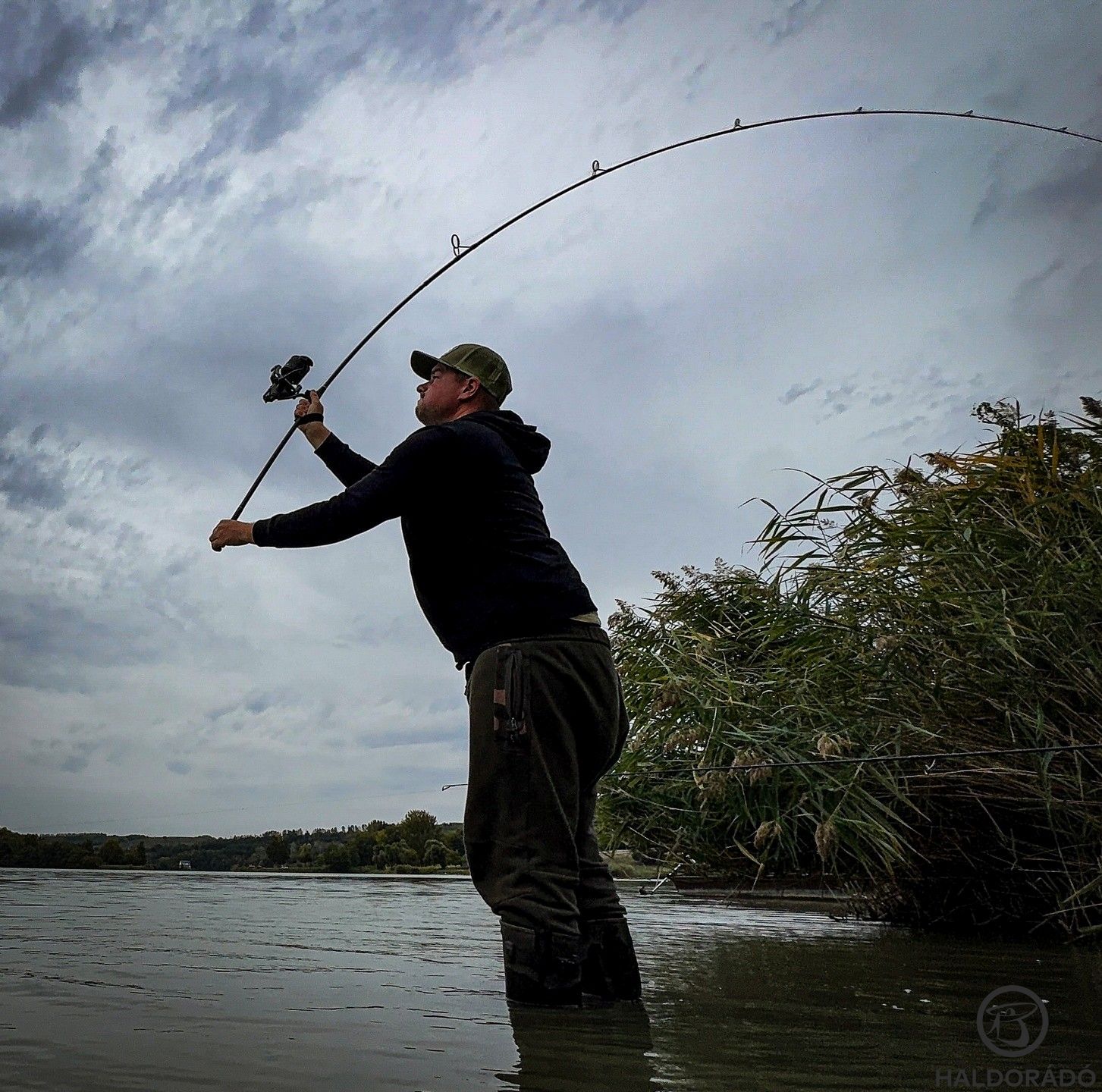 Gyönyörűen dolgozik a bot dobás közben is