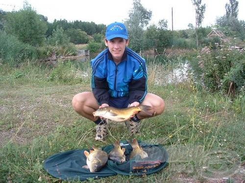 A négy legszebb halat tartottuk meg a fényképezésig, mert a többit azonnal vissza kellett engedni a helyi házirend szerint a vízbe