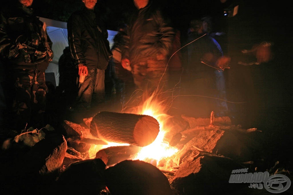 Egy forró kávé a ropogó tűz mellett