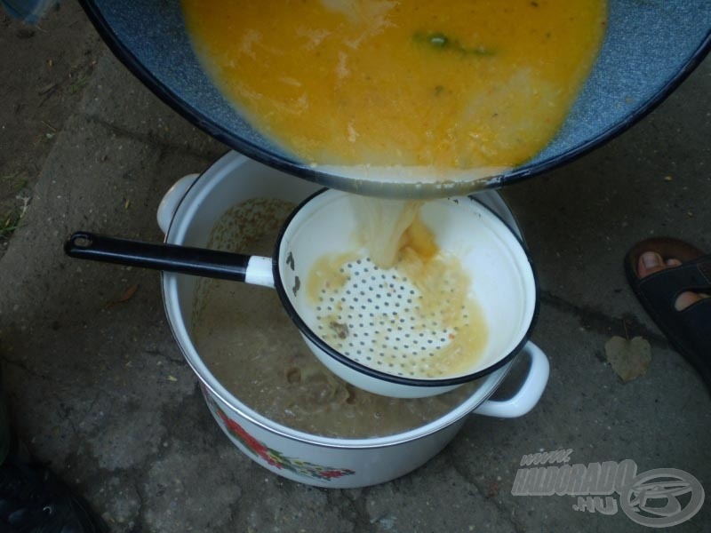 Öntsük le a levet egy tésztaszűrőn keresztül