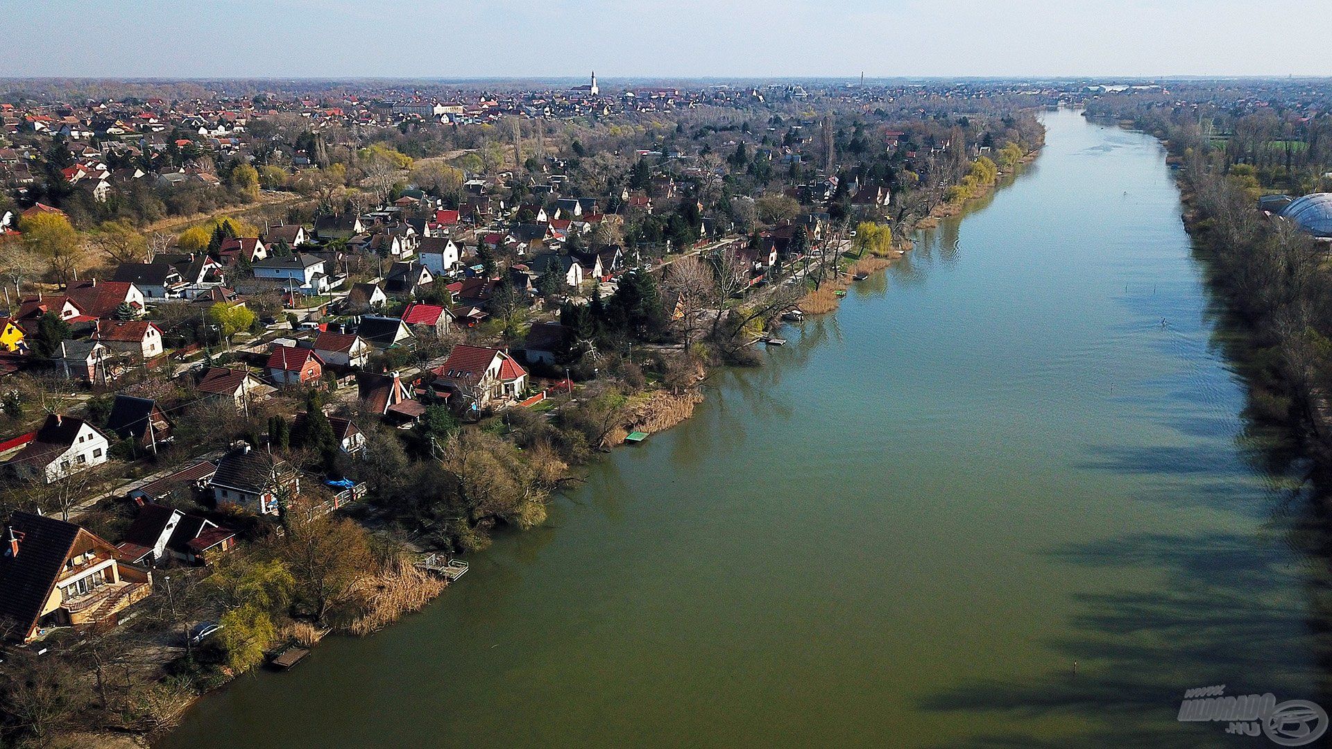 A Molnár-szigeti rész népszerű horgászhely sok horgásszal és sajnos kevés szabad horgászhellyel