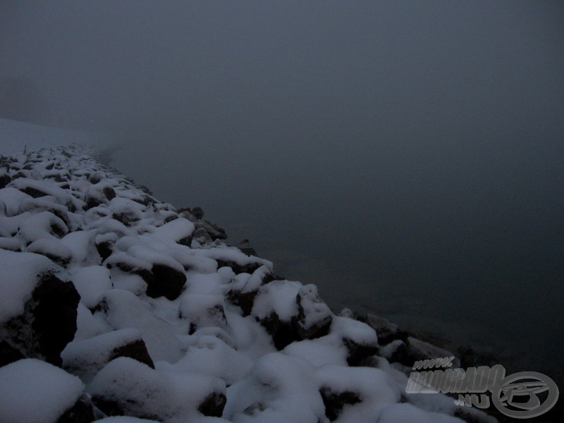 … a Duna is némán süppedt a hófödte partoldalak közé a ködben