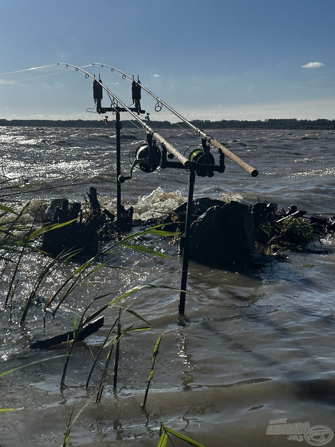 A viharos É-i, ÉK-i szél 50-80 cm-es hullámokat korbácsolt a tó felszínére, ami szinte lehetetlenné tette egyes helyeken a horgászatot, ebben a mi medencénk is vastagon érintett volt