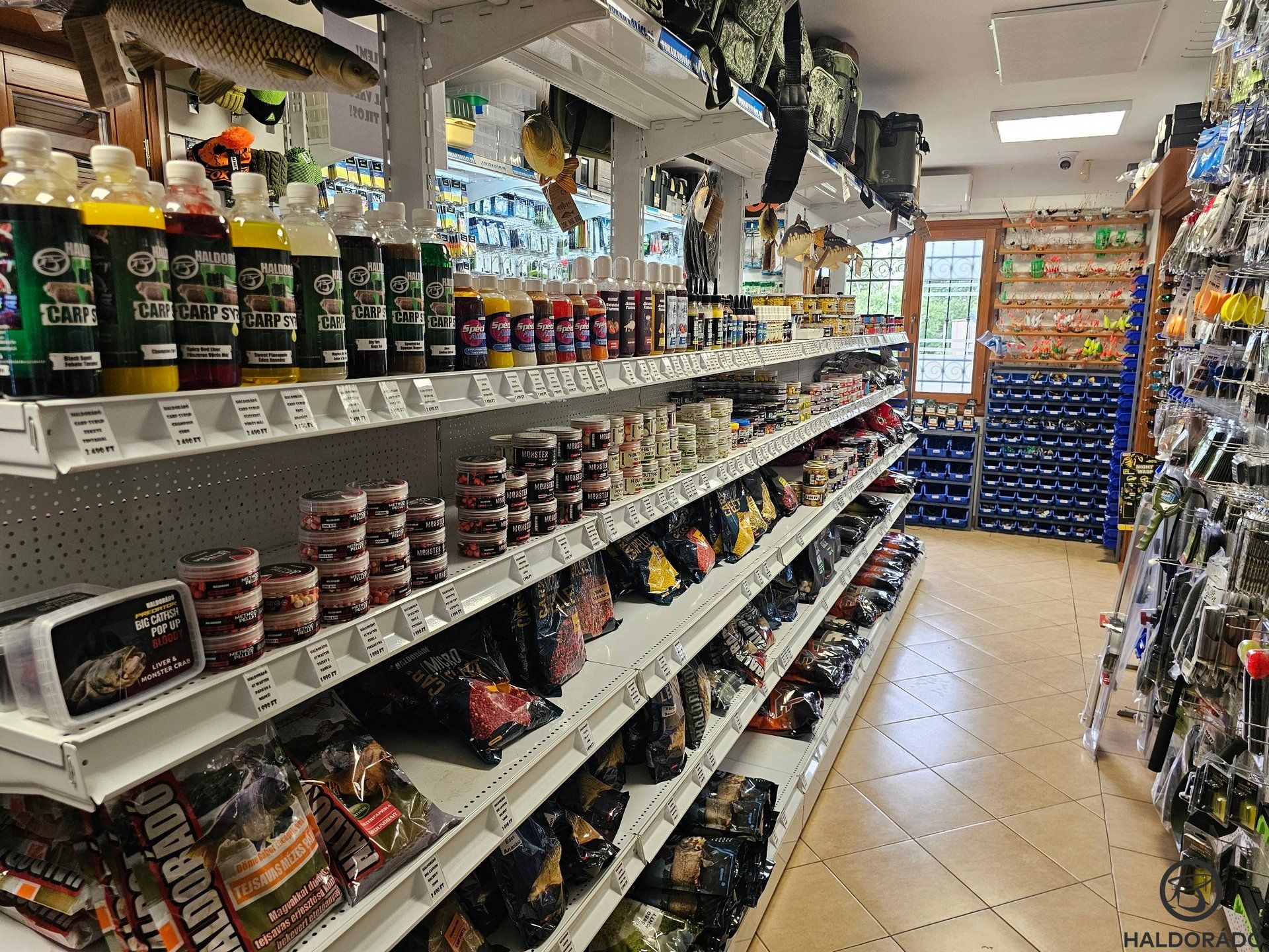 Az idelátogatók egy profin felszerelt kis üzletben tudják pótolni az esetlegesen otthon maradt vagy épp hiányzó dolgaikat