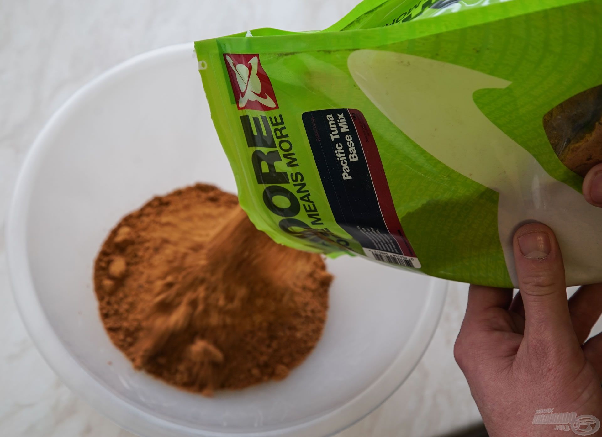 Öntsd az 1 kg Pacific Tuna Base Mixet az egyik edénybe