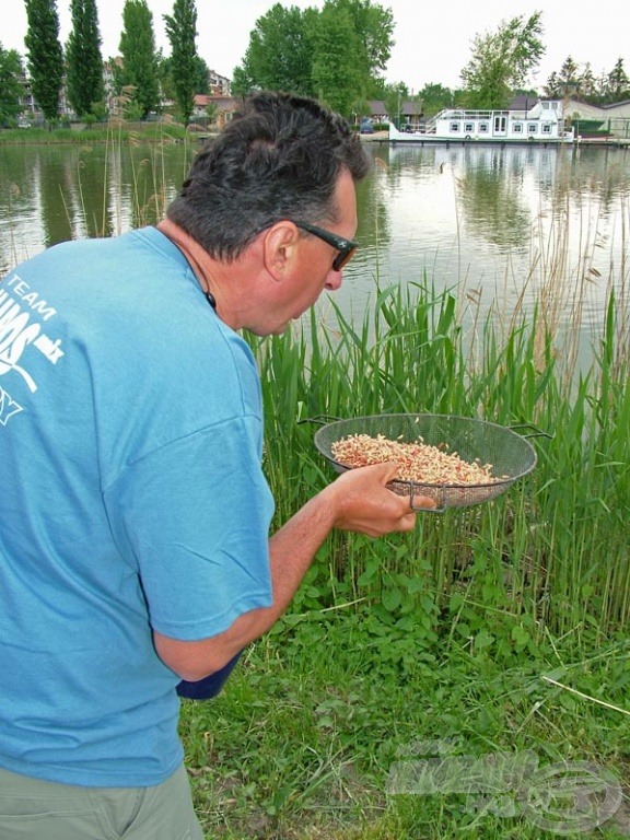 Egy aprólyukú rosta segítségével szitálja le a csontikról a fűrészport